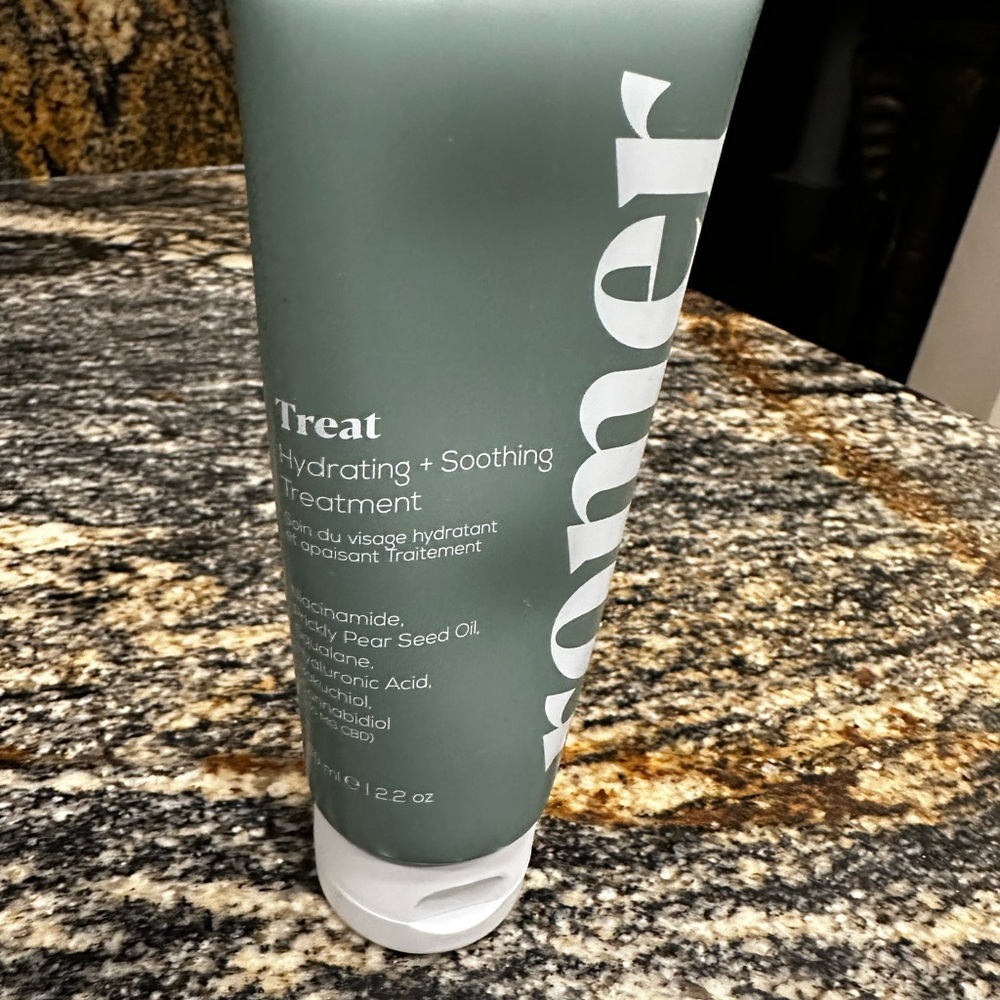 ✨💎NEW💎✨ UNOPENED ROMER SKINCARE BUNDLE!
COMES WITH GIFT - Picture 2 of 4